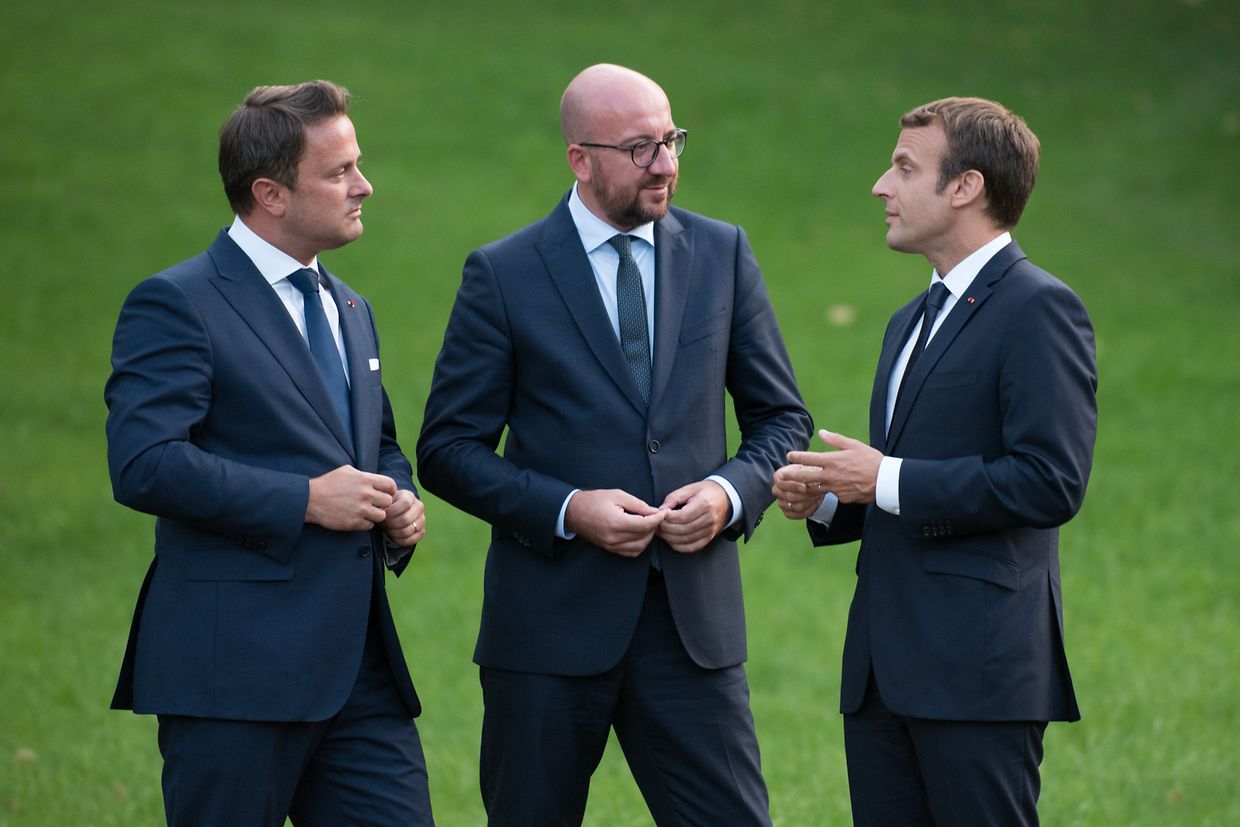 (de g. à dr.)  Xavier Bettel, Premier ministre, ministre d'État&nbsp;; Charles Michel, Premier ministre du royaume de Belgique&nbsp;; Emmanuel Macron, président de la République française ;