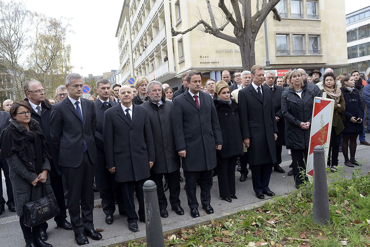 Schweigeminute vor der französischen Botschaft in Luxemburg mit Premier Bettel und dem großherzoglichen Paar.