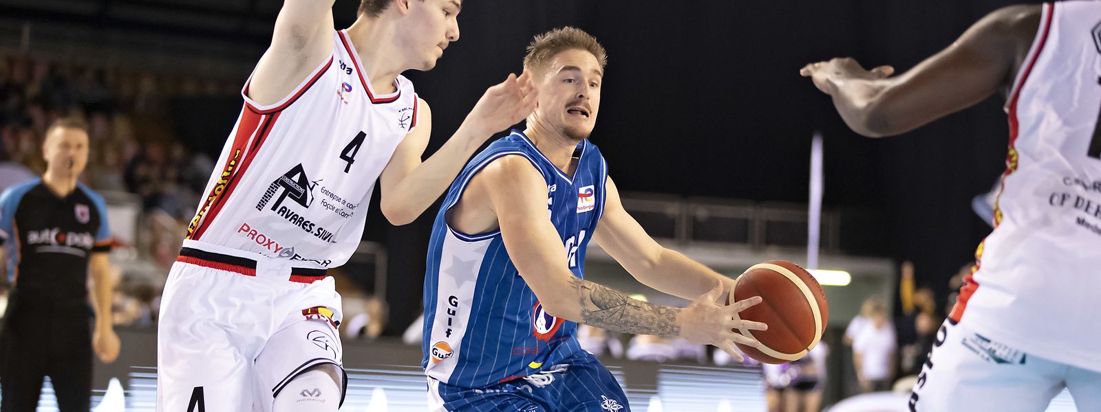 Joe Biever (am Ball) gegen Ben Hanfland (Arantia) im Finale des Basketballpokals der Männer.