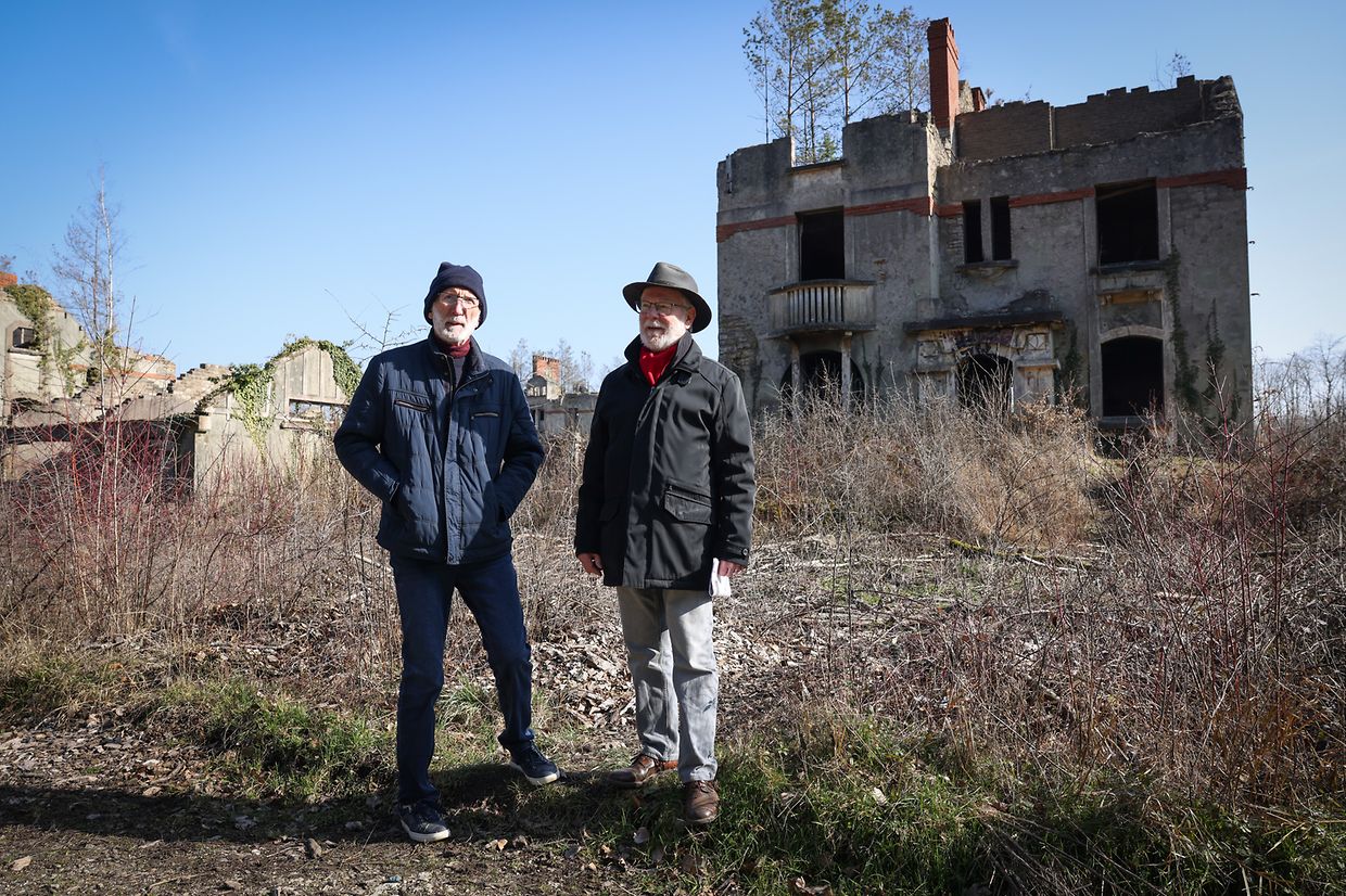 Gabriel Becker et Maurice Schmitt sont membres de l'Association franco-ukrainienne. Ils militent pour la préservation intégrale de l'ancien camp. Ils sont ici devant l'ancienne maison du commandant.