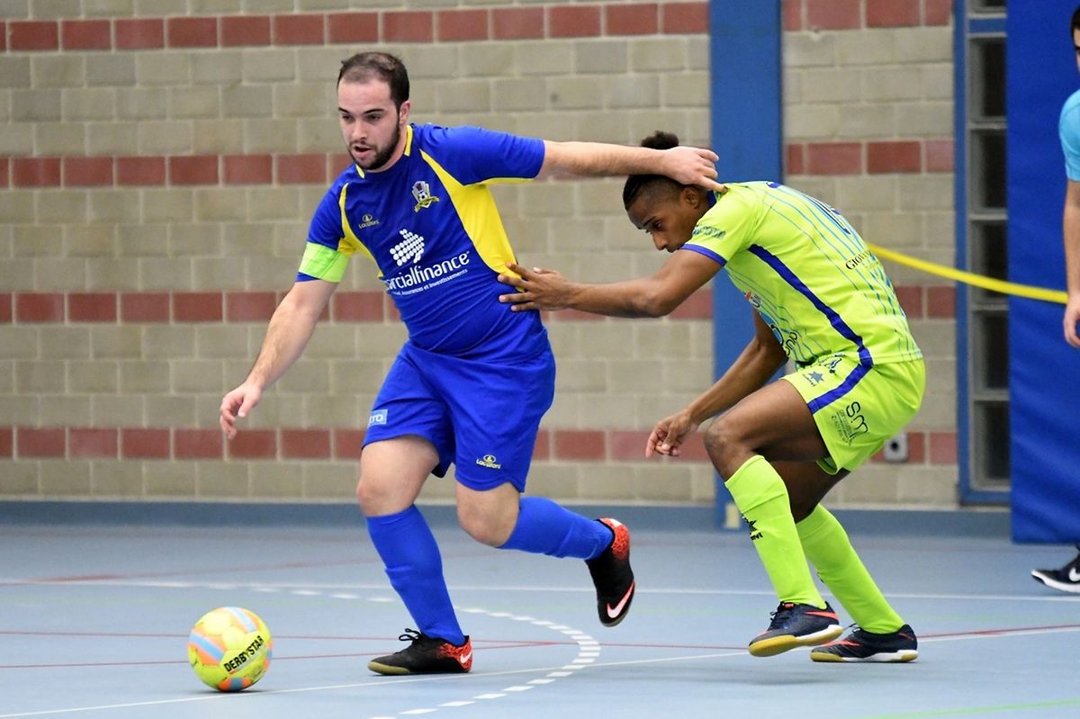 Fernando Magalhaes (en bleu, FC Bettendorf) laisse Alex Gonçalves (US Esch) sur place