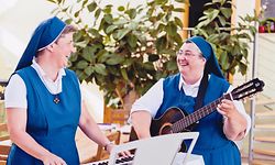 Schwester Teresa (rechts) hat ihre eigene Kommunität gegründet: Die „Kleine Kommunität der Geschwister Jesu“. ⋌Fotos: privat
