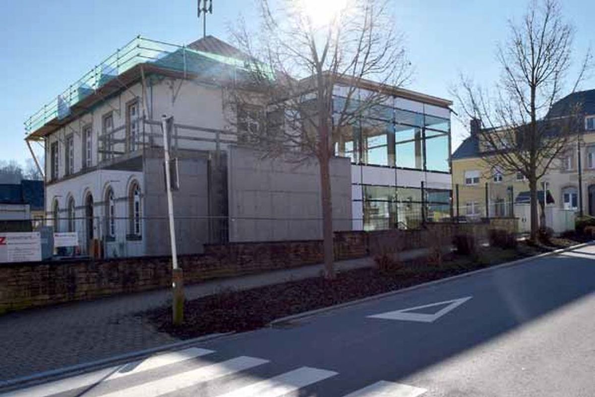 La Maison des Générations et une extension aux grandes baies vitrées: c'est le restaurant "Aal Schoul", la "Vieille École", qui va ouvrir début mai.