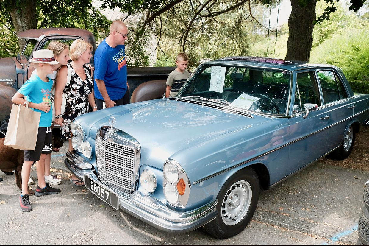 Der Mercedes 280 SE Baujahr 1971 ist für einen kleinen Familienausflug genau der richtige Wagen.