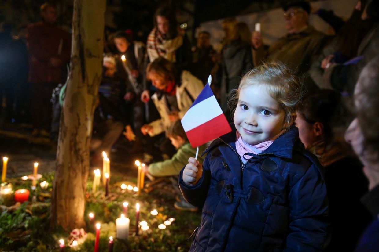 Gedenken an die Opfer der Attentate von Paris auf der Place de Paris in Luxemburg (15. November 2015).