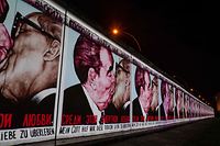 Die Stadt Berlin hat dem südafrikanischen Präsidenten Nelson Mandela ein Stück Berliner Mauer geschenkt. 