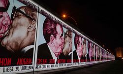 Die Stadt Berlin hat dem südafrikanischen Präsidenten Nelson Mandela ein Stück Berliner Mauer geschenkt. 