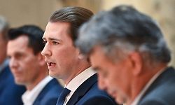 Austrian Chancellor Sebastian Kurz (C) together with Health Minister Wolfgang Mueckstein (L) and Vice-Chancellor Werner Kogler (R) addresses a press conference to inform about the future coronavirus (Covid-19) restrictions at Weltmuseum in Hofburg Palace in Vienna on April 23, 2021. (Photo by JOE KLAMAR / AFP)