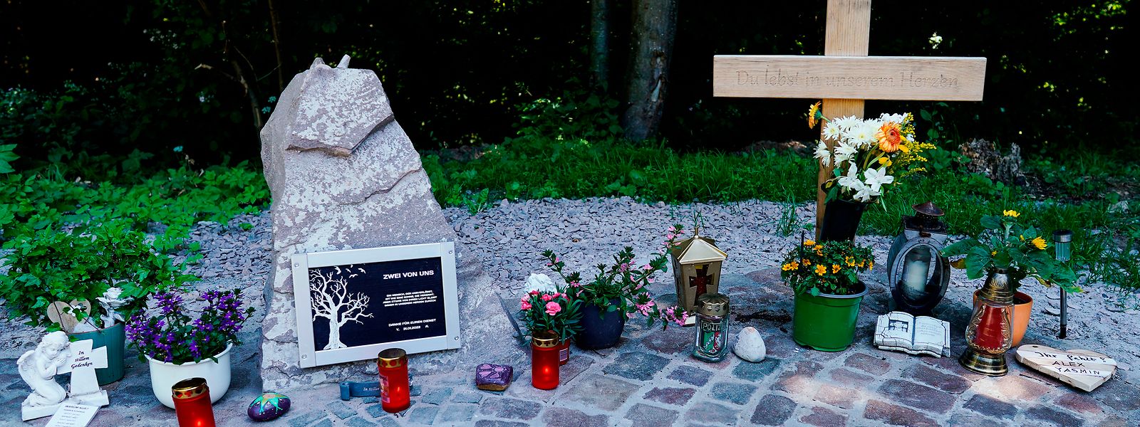 Ein Holzkreuz und Kerzen als Gedenkort an der Landstraße zwischen Kusel und Ulmet.