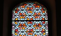 Hinter den Motiven in den Fenstern der Abteikirche von Clerf verstecken sich verschiedene Botschaften.