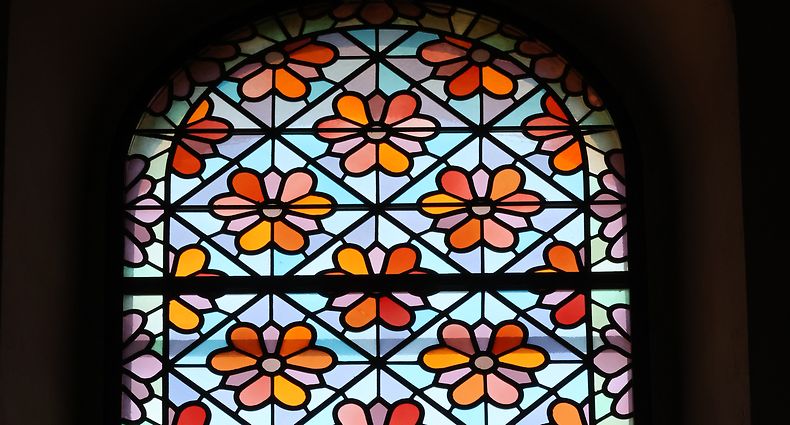 Hinter den Motiven in den Fenstern der Abteikirche von Clerf verstecken sich verschiedene Botschaften.