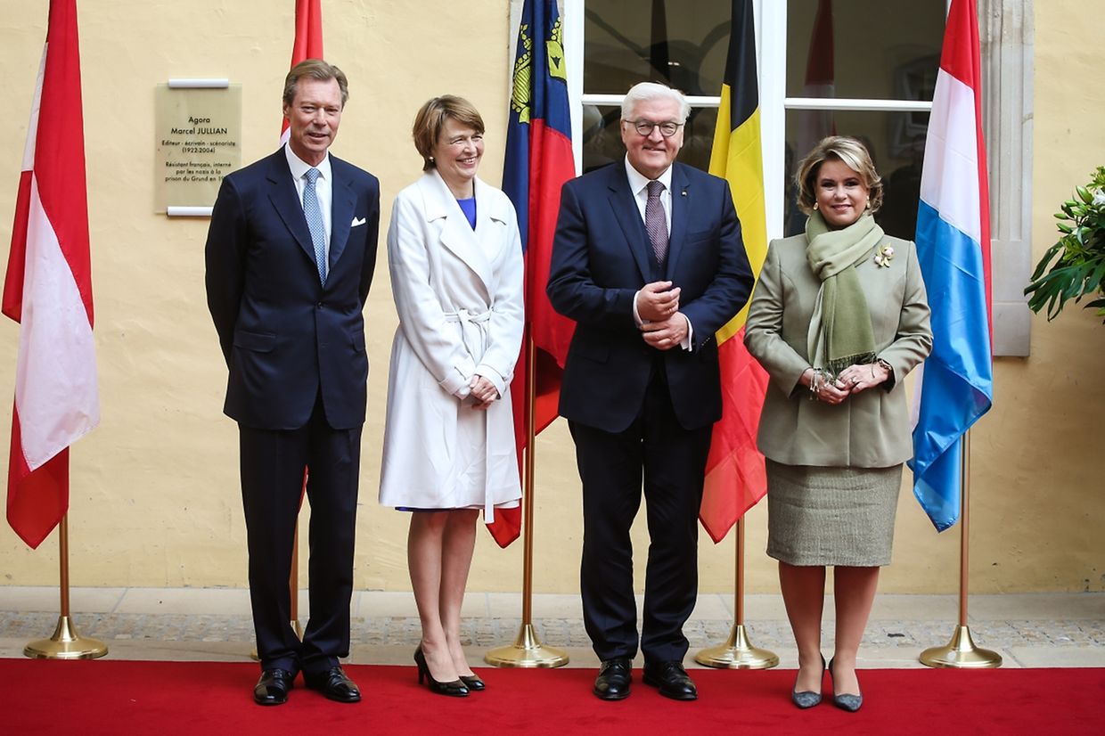 Feierlicher Empfang: Großherzog Henri und Großherzogin Maria Teresa begrüßen Bundespräsident Frank-Walter Steinmeier und Gattin Elke Büdenbender.