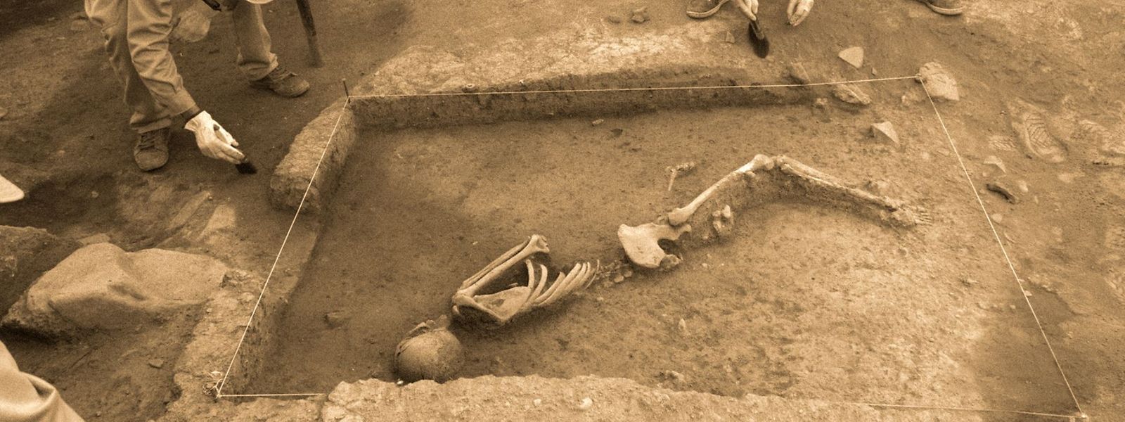 Archäologen untersuchen ein 3000 Jahre altes Skelett. 
