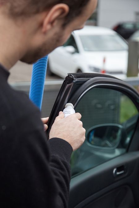 Fetthaltiger Talg oder Gummibalsam hilft, damit Gummidichtungen nicht spröde werden.