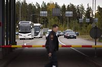Fila de veículos para atravessar a fronteira da Rússia com a Finlândia no posto fronteiriço de Vaalimaa, em Virolahti, a 23 de setembro. 