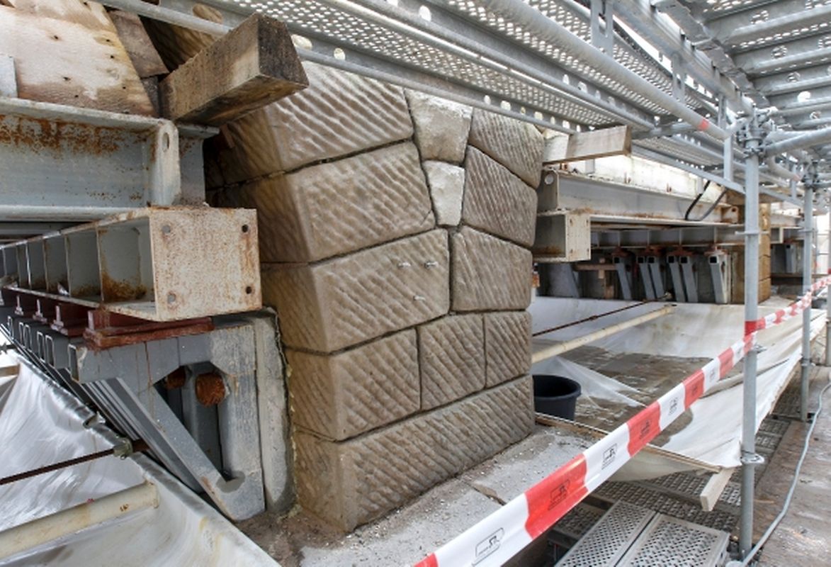 Großherzog Henri besichtigt die Sanierung des Pont Adolphe. 