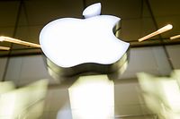 ARCHIV - 17.02.2016, Bayern, München: Das Apple-Logo leuchtet an der Fassade des Apple-Store. (zu dpa: Apple erreicht Börsenwert von 3 Billionen Dollar) Foto: Peter Kneffel/dpa +++ dpa-Bildfunk +++
