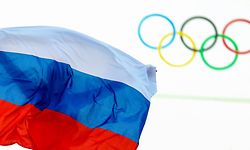 ARCHIV - 09.02.2014, Russland, Sotschi: Ein Athlet aus Russland feiert mit einer Flagge nach einem Event bei den Olympischen Spielen 2014. In einem offenen Brief, der an Bach adressiert ist, kritisieren 300 Fechterinnen und Fechter das IOC. (zu dpa: «Fechter positionieren sich gegen IOC-Präsident Bach») Foto: Hannibal Hanschke/epa/dpa +++ dpa-Bildfunk +++