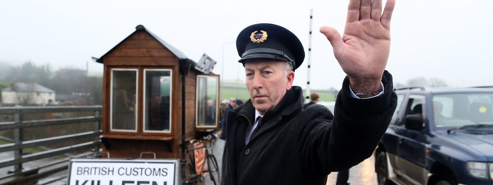 Ein Zollbeamter am Grenzübergang zwischen dem britischen Nordirland und der Republik Irland.