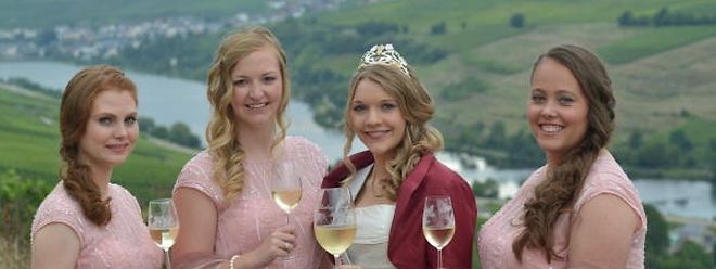  Die neue Rieslingkönigin Jeanne-Marie Wagener (2.v.r.) mit ihren Prinzessinnen.