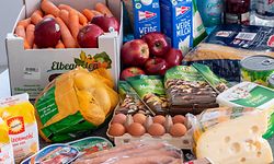 ARCHIV - 28.02.2020, Mecklenburg-Vorpommern, Pokrent: Lebensmittel und Produkte des täglichen Bedarfs liegen auf einem Küchentisch in einem Privathaus. (Zu dpa "Inflation in der Eurozone geht im Februar auf 1,2 Prozent zurück") Foto: Jens Büttner/dpa-Zentralbild/dpa +++ dpa-Bildfunk +++