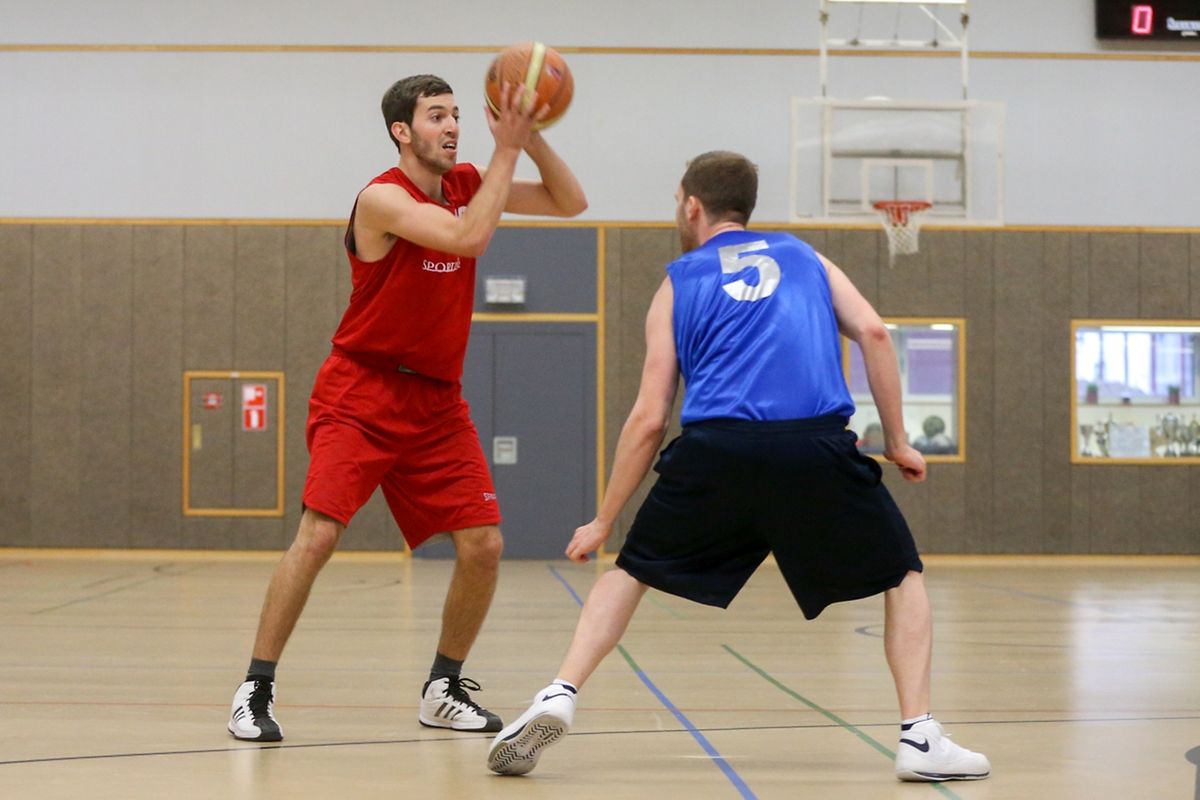 Aachen (rot) gegen München (blau).