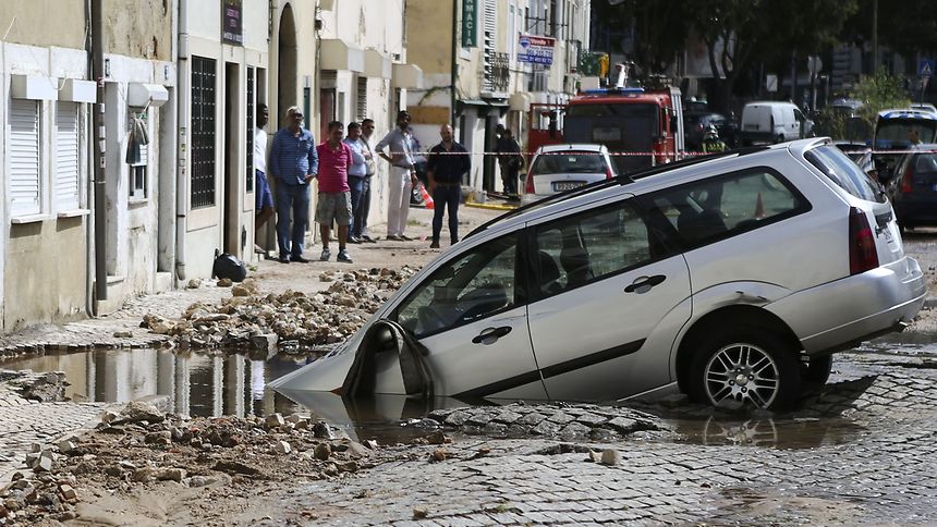 Resultado de imagem para fotografias de rupturas de condutas de água em plena via pública em portugal