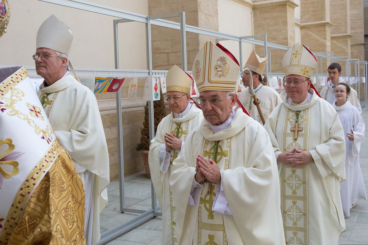 Octave Messe pontificale avec renouvellement de la consecration a Notre-Dame 25.05.14 Joaquim Valente