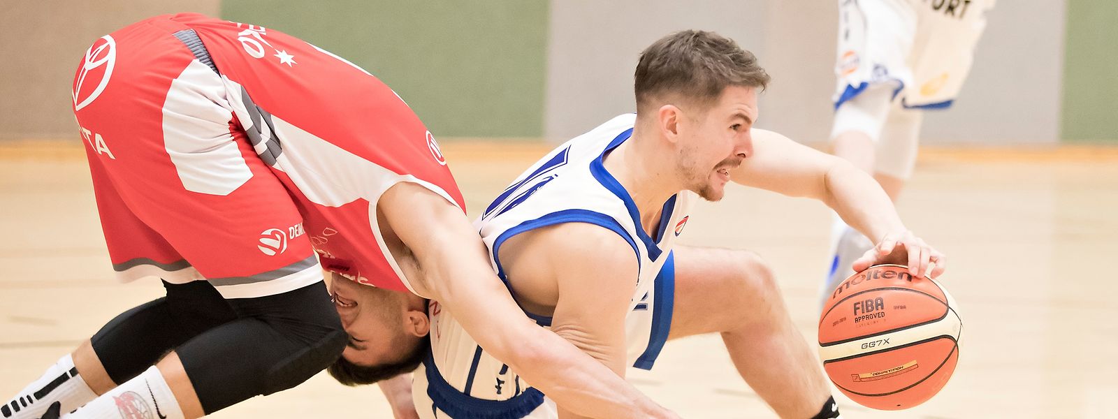 Pit Biever behauptet den Ball gegen Mihailo Andjelkovic (Sparta, l.).