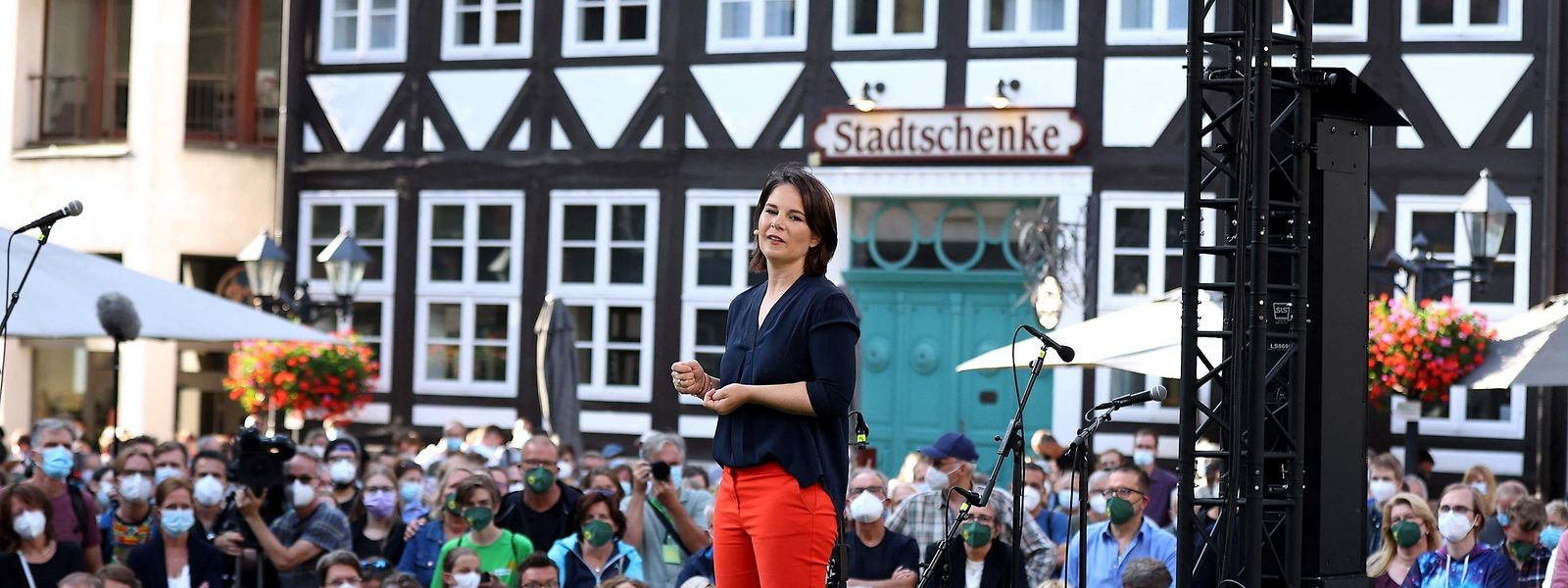 Der Straßenwahlkampf hat begonnen: Annalena Baerbock, hier in Hildesheim, sowie Armin Laschet und Olaf Scholz müssen die Wähler von sich überzeugen. 