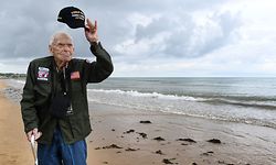 TOPSHOT - US WWII veteran Loren Kissick from Puyallup, Washington, stands on Omaha Beach in Saint-Laurent-sur-Mer, Normandy, north-western France, on June 5, 2019, as part of D-Day commemorations marking the 75th anniversary of the World War II Allied landings in Normandy. (Photo by Fred TANNEAU / AFP)