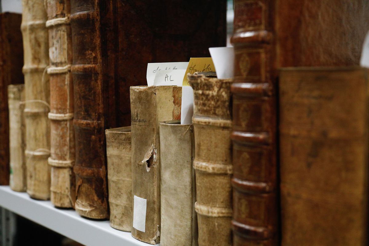 No depósito de preciosidades da Biblioteca Nacional do Luxemburgo os livros portugueses têm de ser conservados a 15 graus, para não se deteriorarem. 