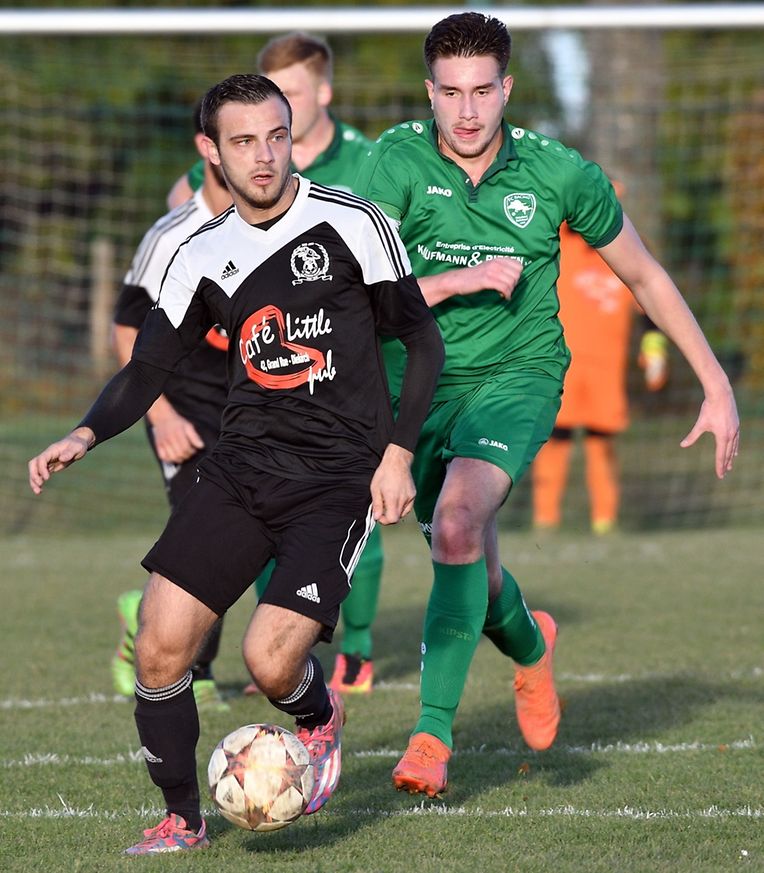 La conduite de balle d'Edwin Muratovic (Gilsdorf, en noir) est sûre, devant Nicolas Toussaint (Heiderscheid-Eschdorf)
