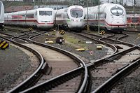 23.03.2023, Hessen, Frankfurt/Main: Züge der Deutschen Bahn stehen auf einem Abstellgleis am Hauptbahnhof in Frankfurt. Vor der nächsten Tarifrunde im öffentlichen Dienst könnte Deutschland am kommenden Montag (27.03.) möglicherweise von flächendeckenden Streiks betroffen sein. Foto: Boris Roessler/dpa +++ dpa-Bildfunk +++