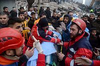 Rescue workers and volunteers pull out a survivor from the rubble in Diyarbakir on February 6, 2023, after a 7.8-magnitude earthquake struck the country's south-east. - At least 284 people died in Turkey and more than 2,300 people were injured in one of Turkey's biggest quakes in at least a century, as search and rescue work continue in several major cities. (Photo by ILYAS AKENGIN / AFP)