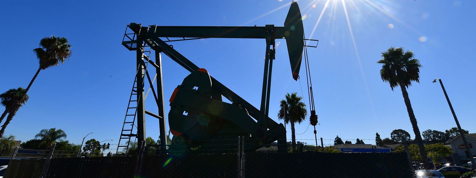 Eine Ölförderanlage in Signal Hill, Kalifornien. In den USA drohen die Öllager, aus allen Nähten zu platzen.