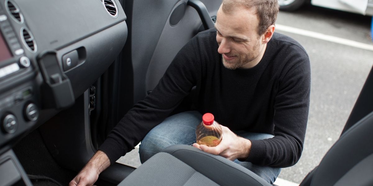 Eine Schale mit Essig im Fußraum des Autos vertreibt muffigen Geruch.