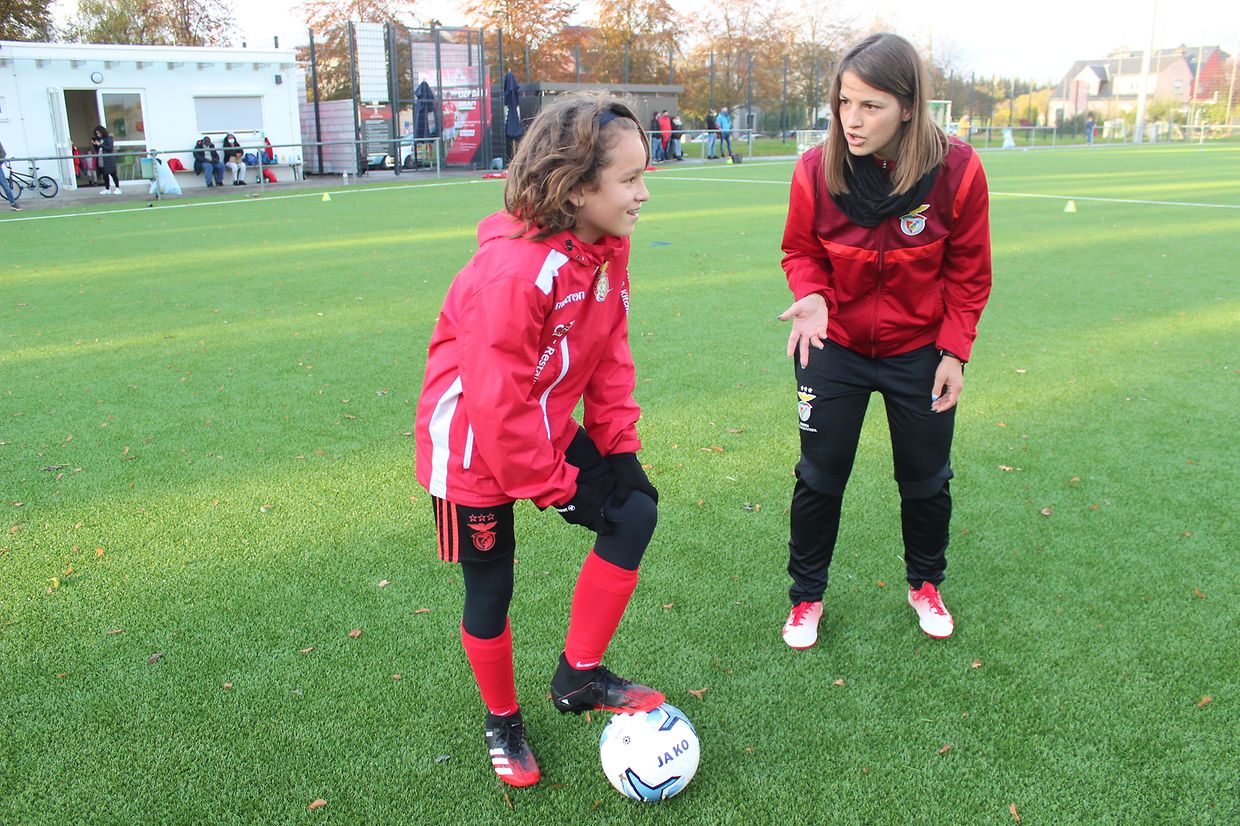 As explicações de Verónica Gonçalves a um jogador numa fase do treino.