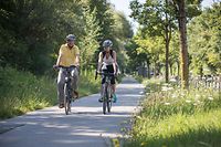 Für die Interview-Radfahrt hat sich der grüne Wohnungsbau- und seit Kurzem auch Polizeiminister Henri Kox das E-Bike seiner Frau ausgeliehen. Einmal in der Woche fährt er mit seinem Rennrad zu seinem Arbeitsplatz im Hochhaus an der Place de l'Europe. Von seinem Heimatort Remich aus hat er eine direkte Busverbindung zum Pôle d'échange auf Kirchberg, von wo er auf die Tram umsteigen kann.