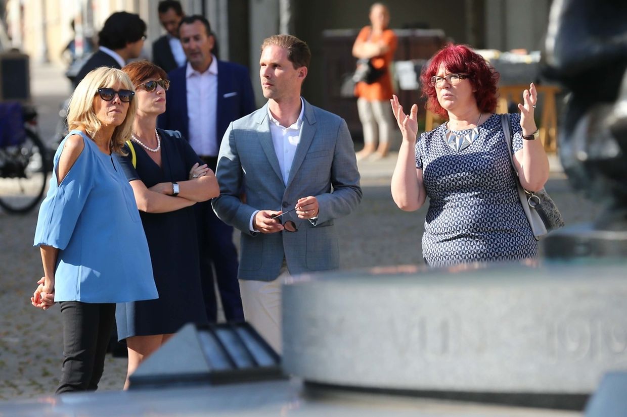Gauthier Destenay, Brigitte Macron et Amélie Derbaudrenghien se promènent à Luxembourg