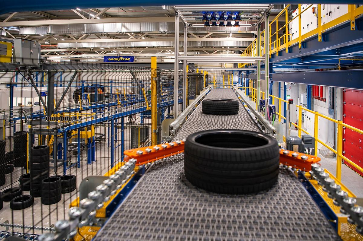 Les processus de travail sont mis en réseau et coordonnés : il est ainsi possible de produire simultanément des pneus de différentes sortes.