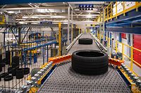 Die Arbeitsabläufe sind vernetzt und aufeinander abgestimmt: so können gleichzeitig Reifen verschiedener Sorten hergestellt werden.