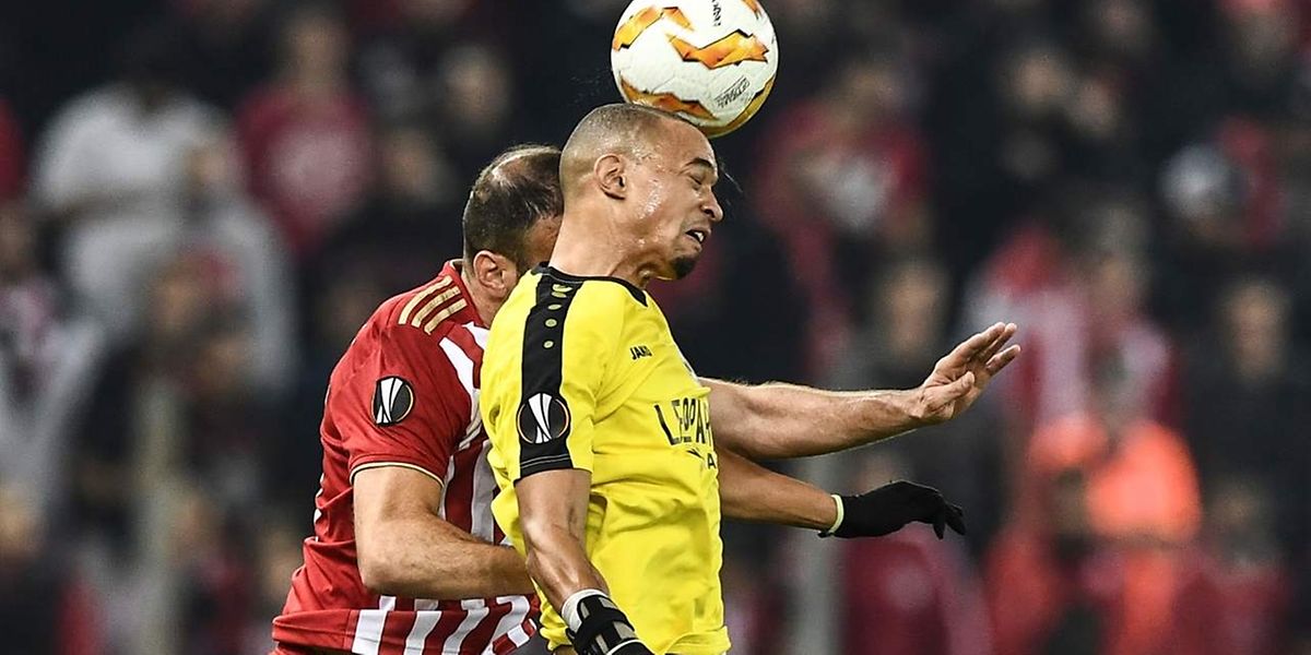 Vasilis Torosidis à la lutte avec Bryan Mélisse. Le F91 a complètement sombré face à l'Olympiakos. 