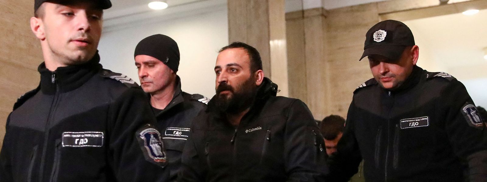 Des policiers escortent des suspects liés à l'attentat d'Istanbul dans un tribunal de Sofia, le 19 novembre 2022