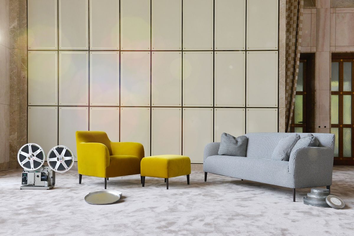 Die Einrichtung wird dezenter. Farbliche Akzente durch einen Sessel und Hocker - wie hier mit Möbeln des Herstellers Verzelloni - sind Hingucker im Raum.