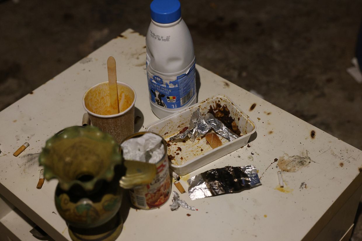 Des restes de nourriture qui moisissent et des mégots de cigarettes à perte de vue laissés par les cambrioleurs. 