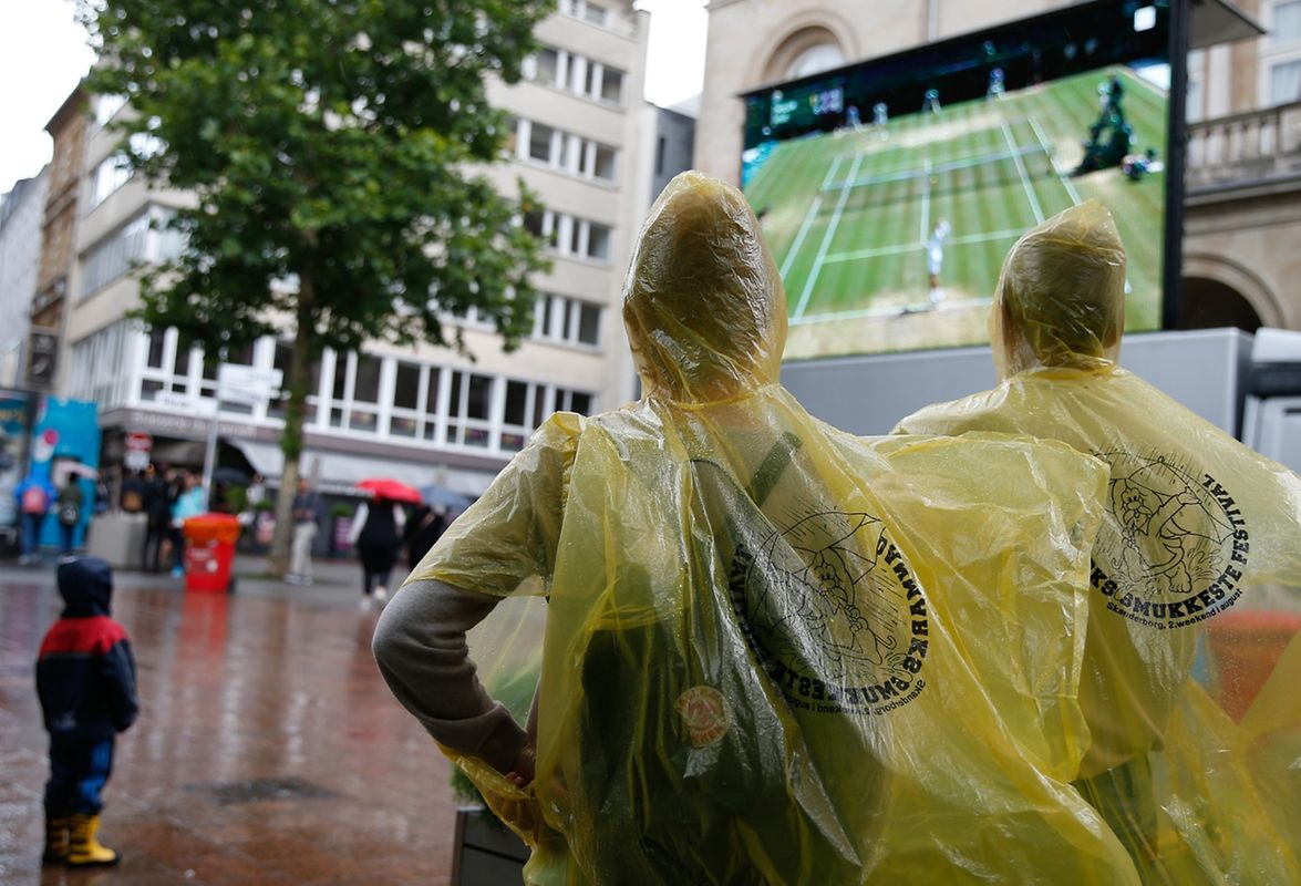 Auf der Place d'Armes verfolgen die Fans das Viertelfinale beim Public Viewing.