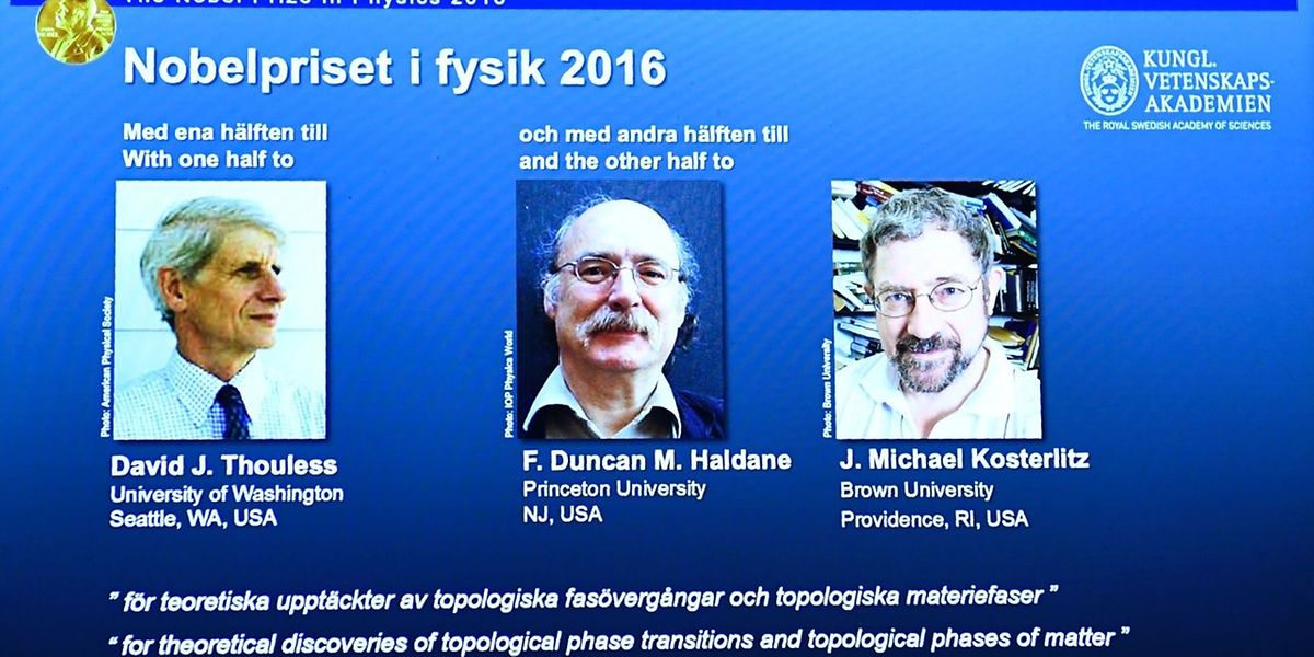 Bilder der drei Wissenschaftler bei der Pressekonferenz in Stockholm.