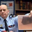Gendarmeriegeneral David Galtier zeigt eine Aufnahme der zweiten Blackbox, die am Donnerstag unter Geröll gefunden wurde.