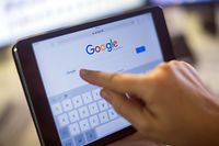 Der vom Ausschuss zugestimmte Entwurf sieht außerdem vor, dass Online-Plattformen künftig schon während des Hochladens die Inhalte prüfen müssen.